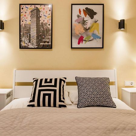 Experience City Nightlife From A Sleek Lavish Pad Apartman Budapest Kültér fotó