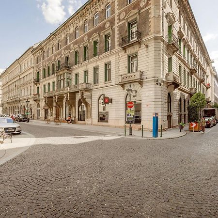 Experience City Nightlife From A Sleek Lavish Pad Apartman Budapest Kültér fotó