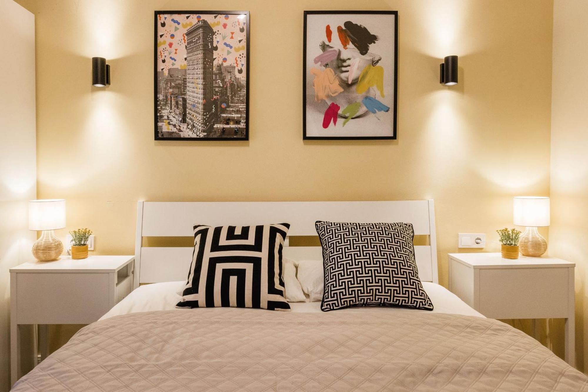 Experience City Nightlife From A Sleek Lavish Pad Apartman Budapest Kültér fotó