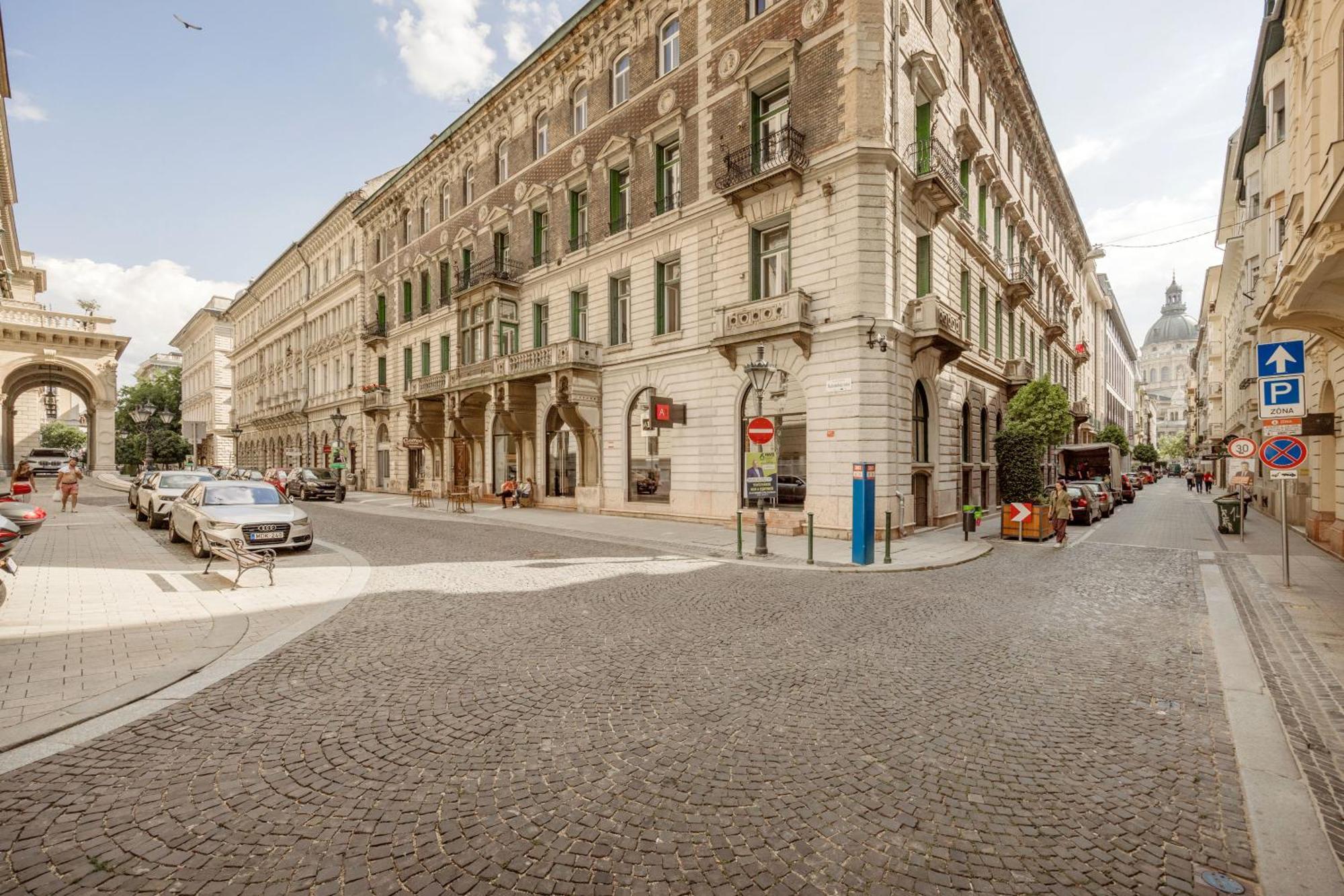 Experience City Nightlife From A Sleek Lavish Pad Apartman Budapest Kültér fotó